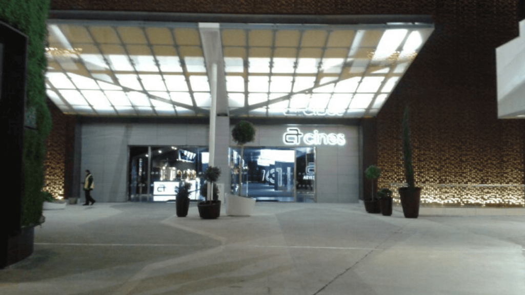 Construcción de un cine artesiete holea