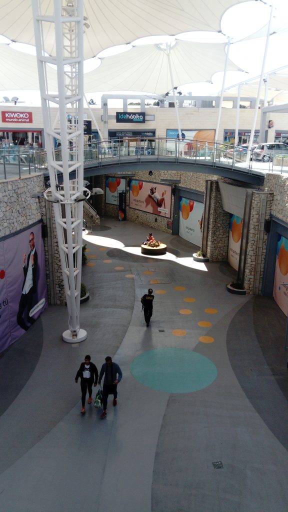 Remodelación y paisajismo de la plaza exterior del C.C. Vistahermosa