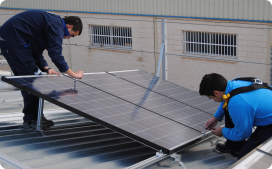 hombres-paneles-solares-soluciones-energia-campos